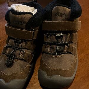 Keen Kids’ Dark Earth/Black Knotch Chukka Adventure Boots